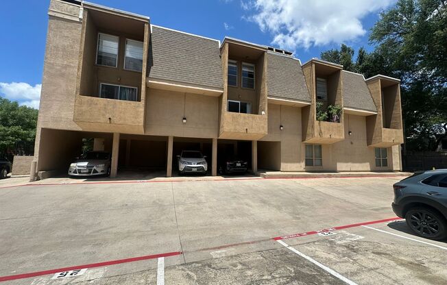 Charming 2-Bed Unit in Dallas! Community pool and walking distance to Katy Trail!