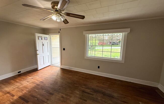 Spacious 2 Bed House | Private Patio + Sliding Door Dining Area