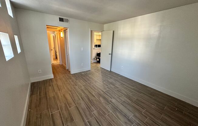 2 beds, 1 bath, $1,295, Unit Unit #103