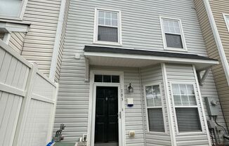 3 Bedroom, 2 1/2 Bath Townhouse in Raleigh - Water Included!