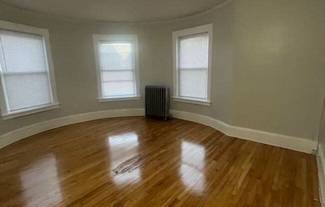 3 beds, 1 bath, $1,850, Unit 155 Belmont Unit #1L