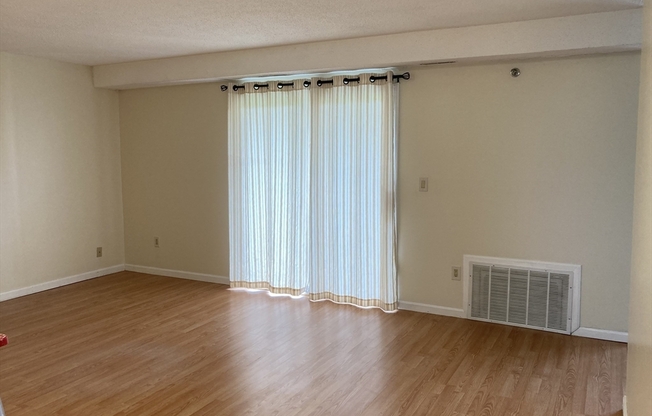 2 beds, 1 bath, 1,054 sqft, $2,200, Unit 39