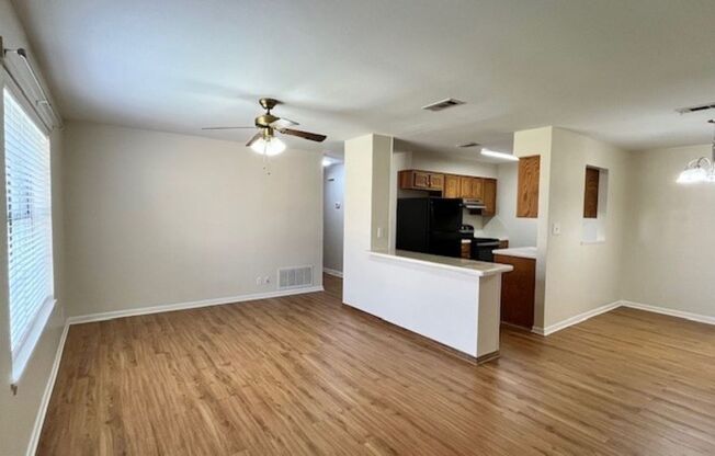 2 beds, 1 bath, 931 sqft, $950