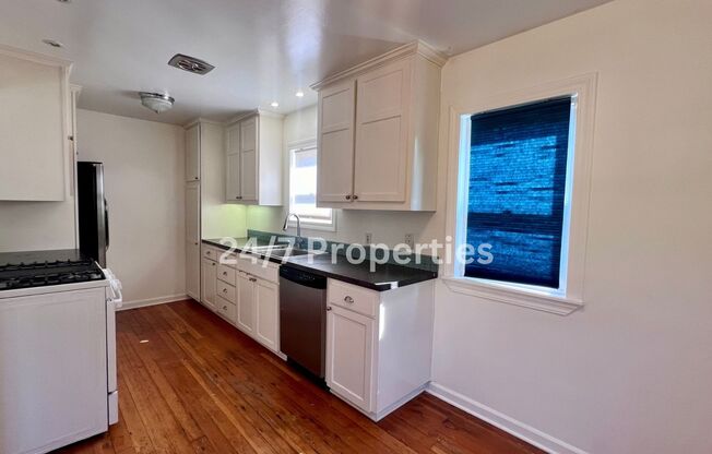 2 beds, 1 bath, $2,595