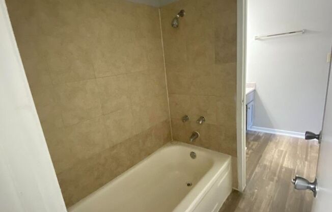 2 beds, 1 bath, 900 sqft, $1,051, Unit 16E