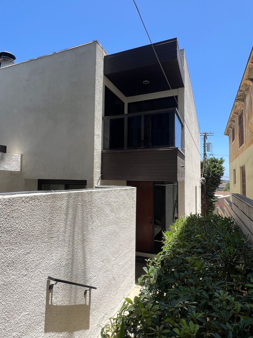 Modern 3-Level Belmont Heights Townhome Steps from 2nd Street