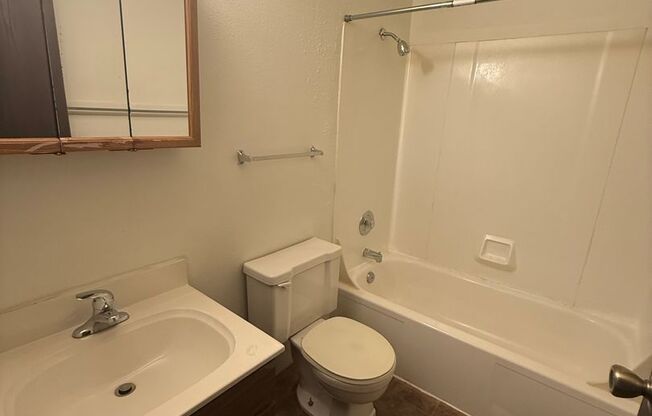 2 beds, 1 bath, 850 sqft, $640, Unit 2537-01