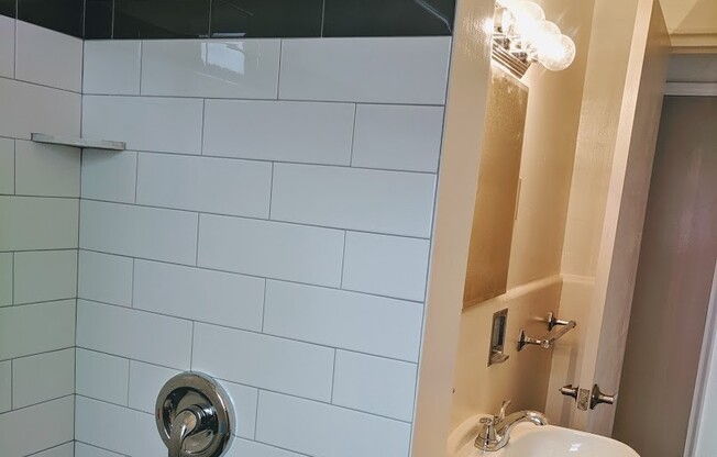 3 beds, 1 bath, $2,175, Unit 202A