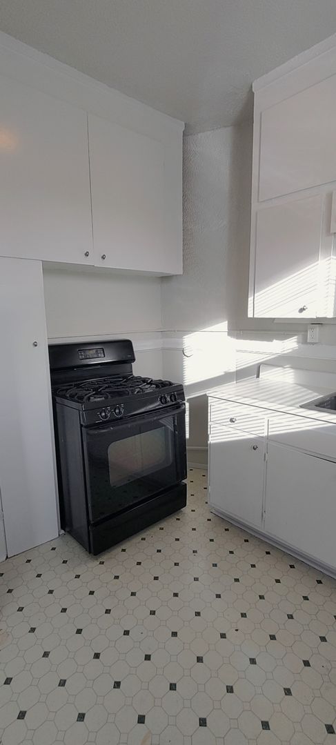 Studio, 1 bath, 525 sqft, $1,400, Unit 105