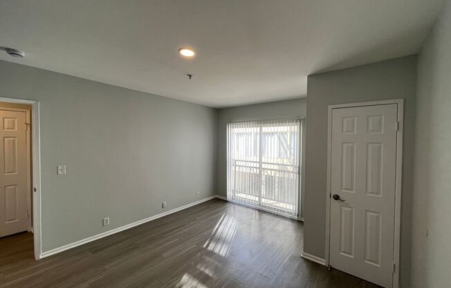 2 beds, 1 bath, 637 sqft, $2,798, Unit 215