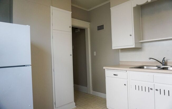 1 bed, 1 bath, $785, Unit 931 Goodhue Blvd