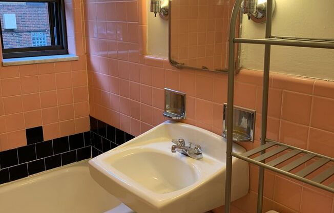 1 bed, 1 bath, 529 sqft, $1,350, Unit A2