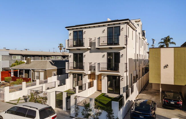 1954 1/2 S GARTH AVE