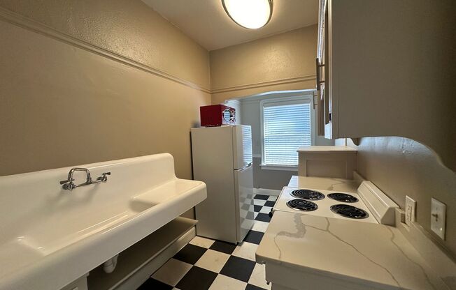 Studio, 1 bath, $1,400, Unit 09