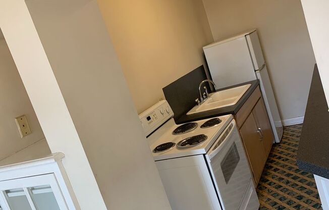 Studio, 1 bath, 600 sqft, $695, Unit 403