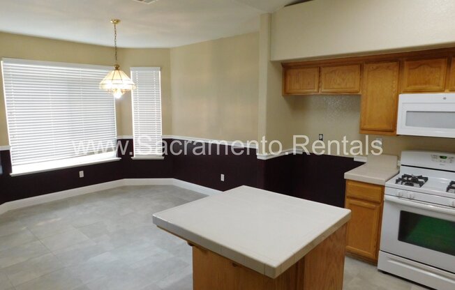 A Spacious Lincoln 3bd/2ba Home with 3 Car Garage