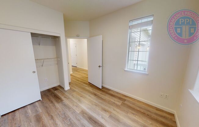 Updated Beatiful Townhome! Large open Kitchen Close to Shops & Restaurants