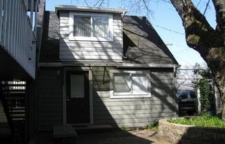 Cozy 2 Bedroom House on 17th & Hilyard