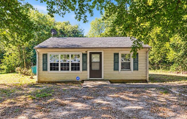 Charming 2BR Bungalow with Spacious Backyard Near Downtown Gastonia!