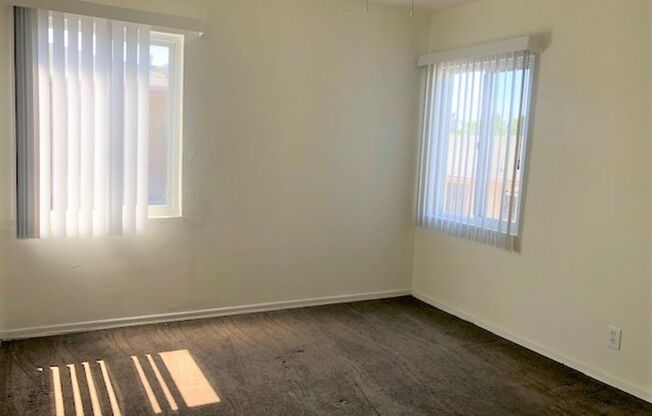 Large upstairs unit, 1 bedroom available in a great area of Los Angeles