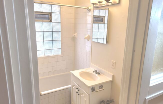 Studio, 1 bath, $875, Unit 25