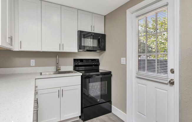 Great Location - 1 Bedroom 1 Bath Duplex w/ Backyard