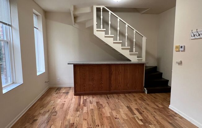 Impressive and Amazing (2) Bedroom Duplex Up Apartment in Bucktown