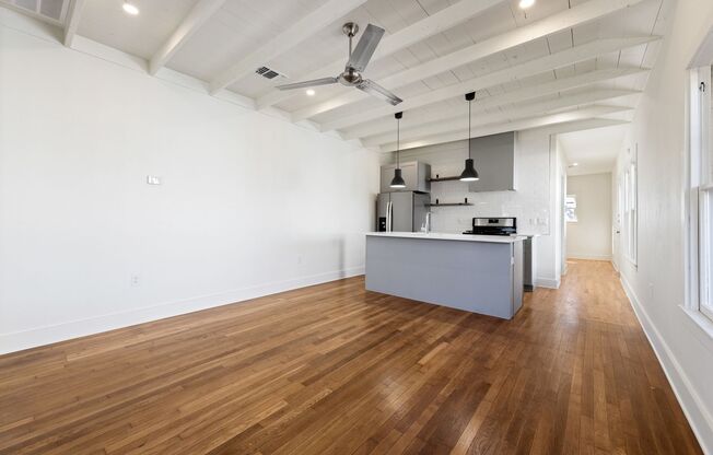 CHARMING 1/1 DUPLEX IN THE HAPPENING HISTORIC DISTRICT OF DIGNOWITY HILL.