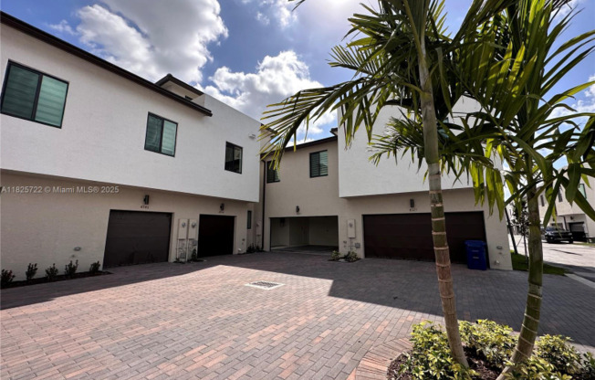 8317 NW 45 ST