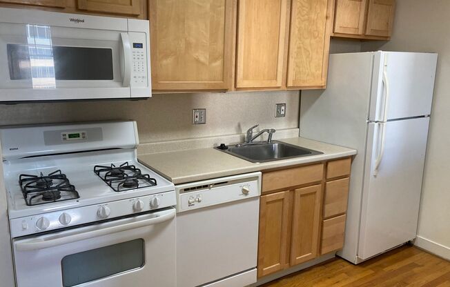 1 bed, 1 bath, 700 sqft, $1,299, Unit 13C