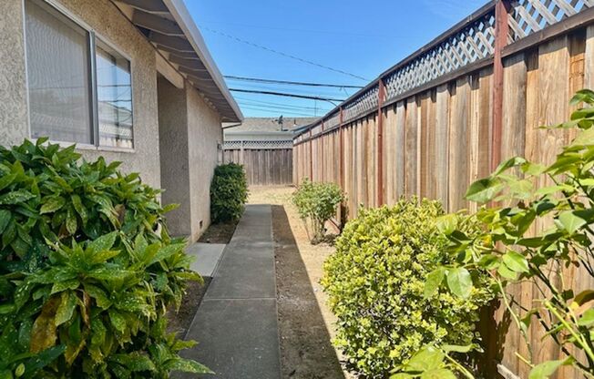 Beautiful Move-In Ready Two Bedroom Two Bath! Pet Allowed!