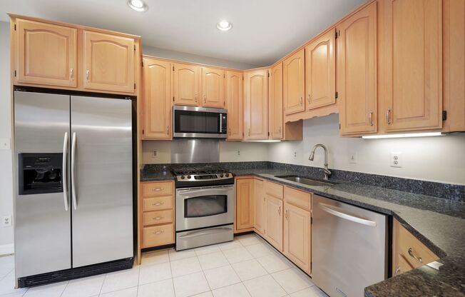 3 Bedroom 3.5 Bathroom Townhouse// Vienna// Parking for 4 cars + Finished Basement