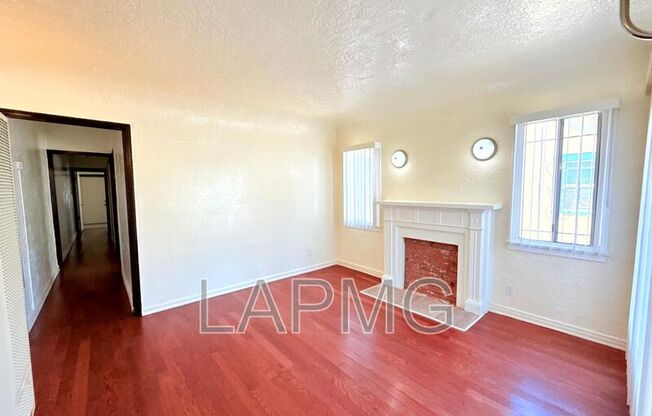 2417 S BURNSIDE AVE