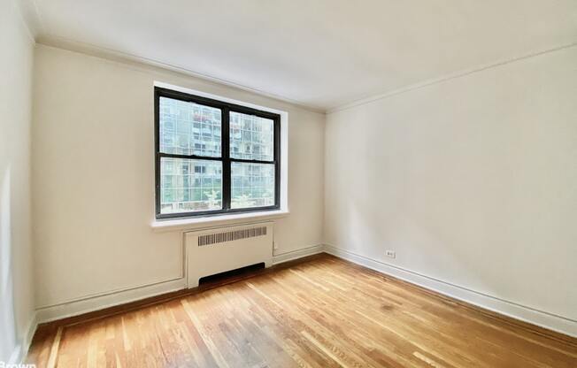 3 beds, 1 bath, $4,500, Unit 3E