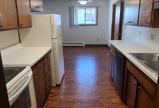 2 beds, 1 bath, 900 sqft, $770, Unit 5