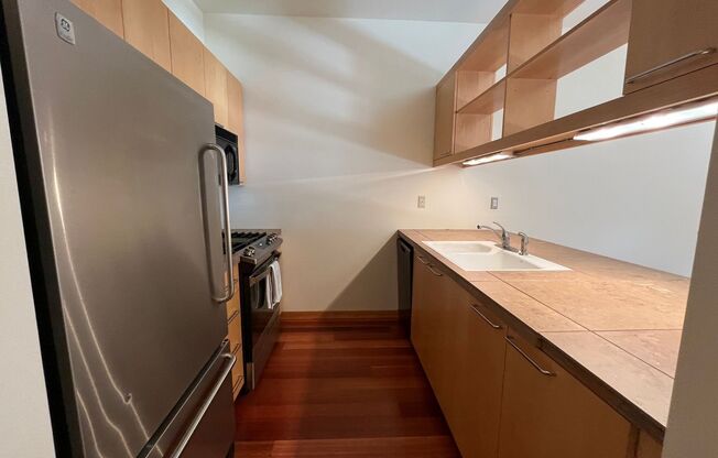 1 Bed/1 Bathroom Condo in Pearl district ~ Covered Balcony, Atrium views and Gated Garage!