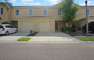 Town Home Available for Rent in Lake Bluff Davenport!