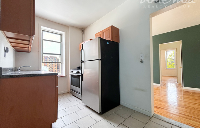 595 W 207 ST