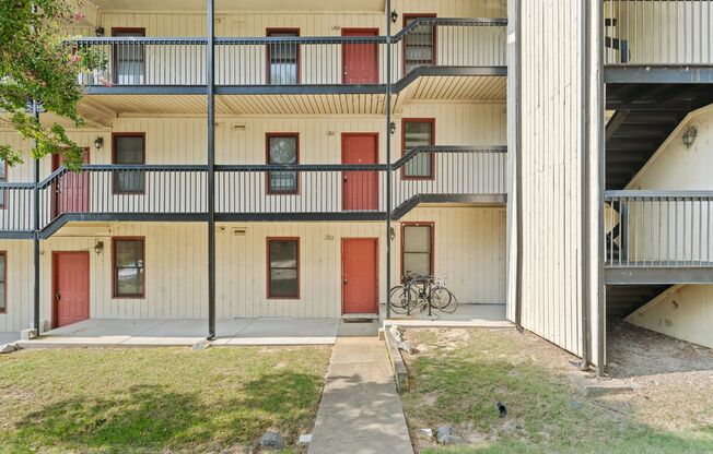 2 beds, 2 baths, $1,250, Unit Unit 203