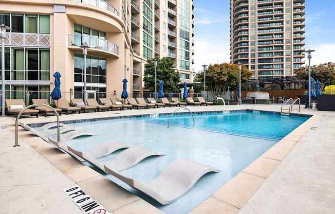 A pool with a no dive sign in front of a building.