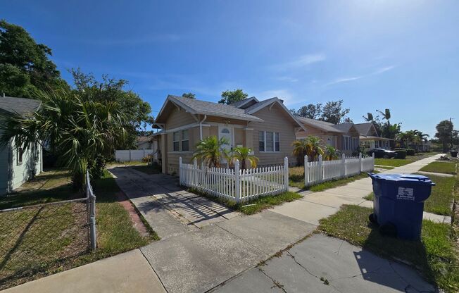Nice 2 Bedroom & Large extra room that you can make into a 3rd bedroom Great Location-Near Downtown St Petersburg