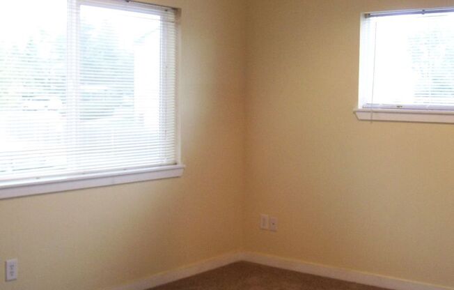 5739 Fallbrook Ln