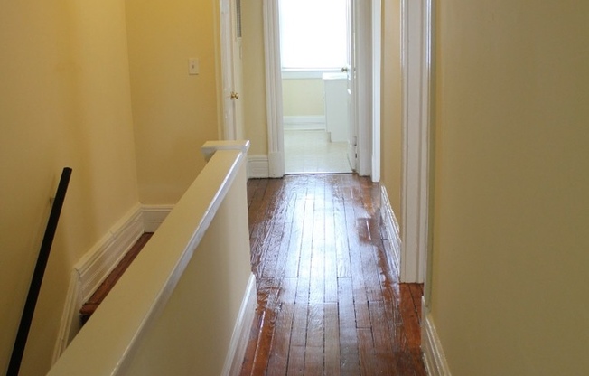 SPACIOUS 4BR/2BA ROW HOUSE CLOSE TO VCU! 9 S ALLEN AVE Available in August