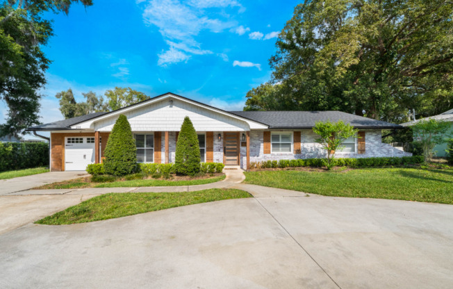 201 CEDARWOOD DR