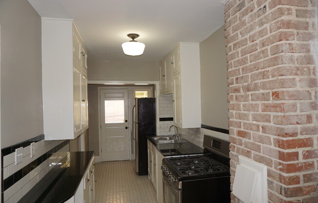 1 bed, 1 bath, 1,028 sqft, $1,100, Unit 424 1/2 NW 24th Street