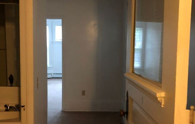 2 beds, 1 bath, $1,000, Unit 1 A