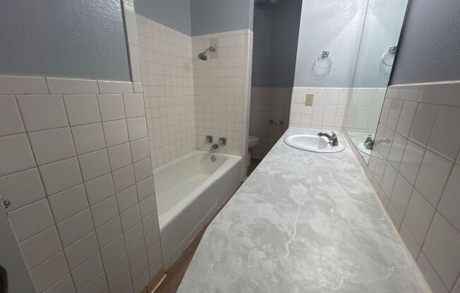 3 beds, 1 bath, 1,172 sqft, $1,000, Unit G:1921-1