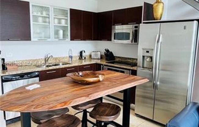1 bed, 1 bath, 981 sqft, $3,350, Unit 41 SE 5th St # 2305