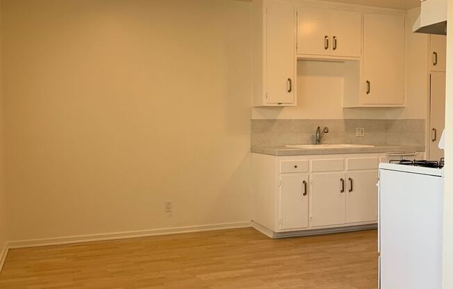 1913 11th St - TWO bedrooms AVAILABALE !