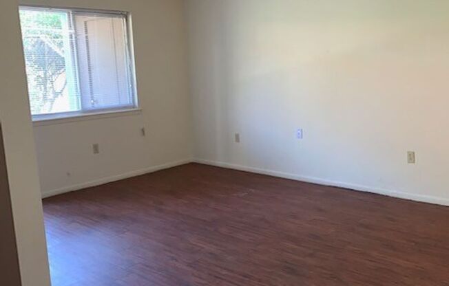 1 bed, 1 bath, 686 sqft, $1,050, Unit 5